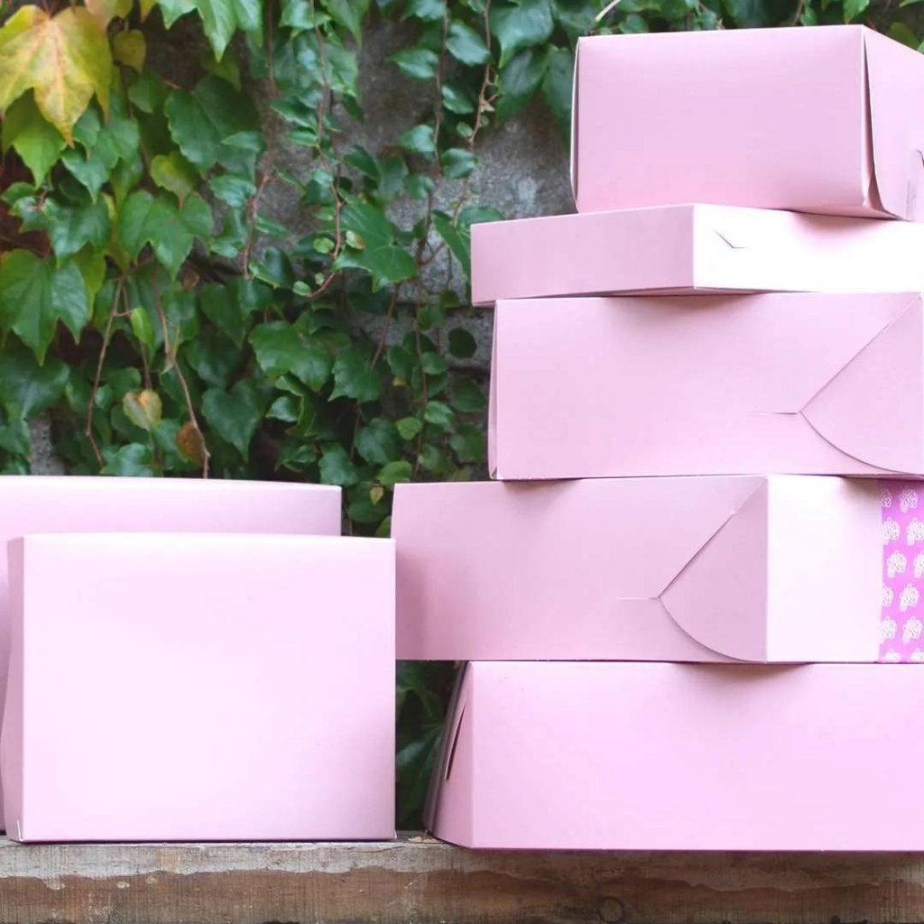 Caja REGALO ROSADA (28,5x28,5x11 cm)